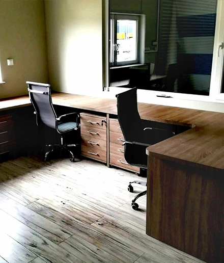 meble biurowe i krzesła obrotowe