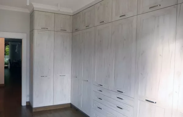 szafy-z-drzwiami-uchylnymi-10